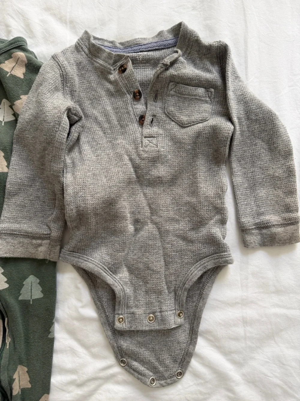 Bay 9-12 months clothing bundle rainbow- Star Wars- trees